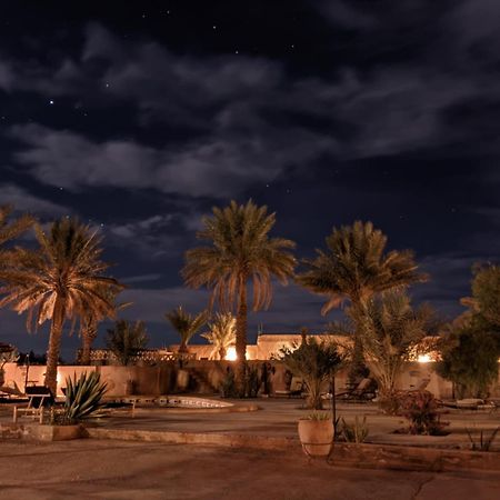 RiadSuerteloca Merzouga Hassilabied Exterior foto Al-Qatif at night