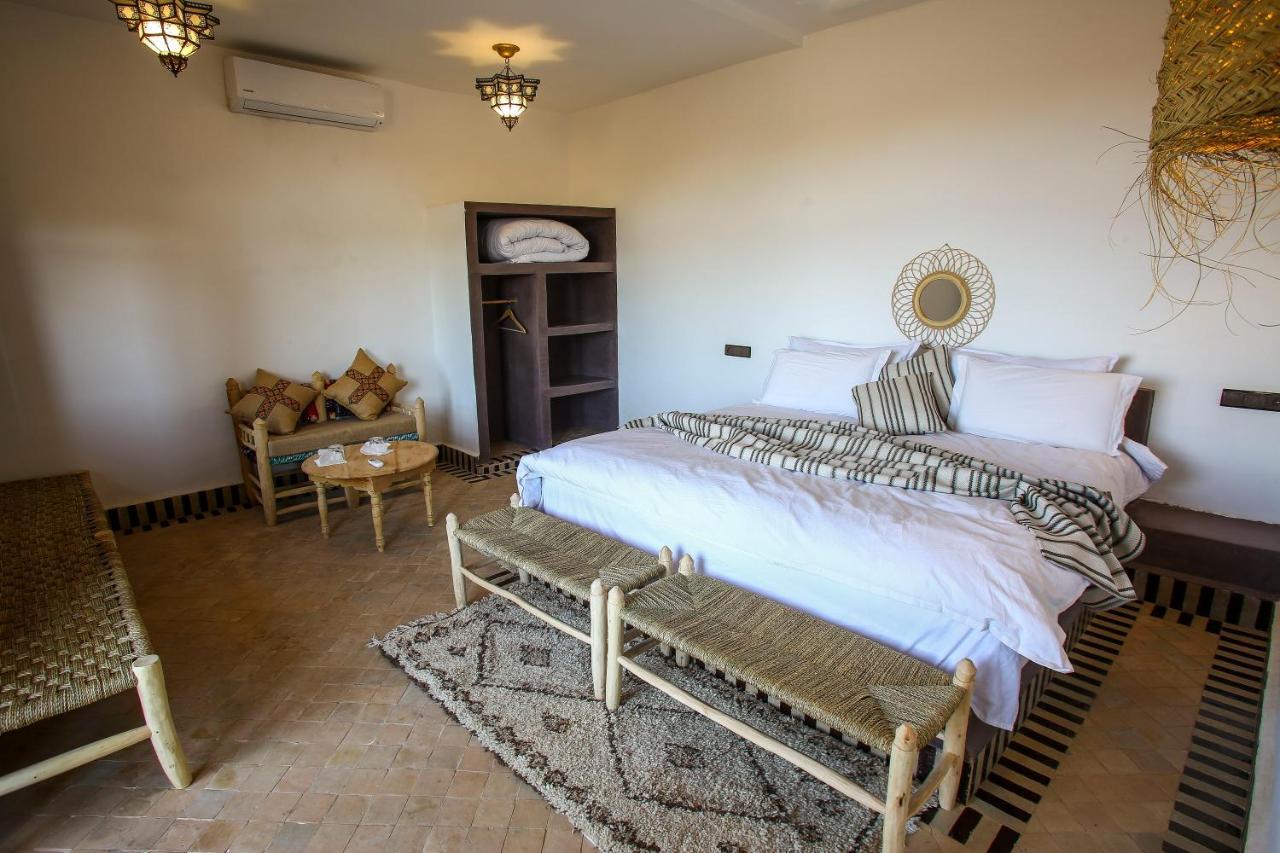 RiadSuerteloca Merzouga Hassilabied Exterior foto A bedroom in a luxury desert camp