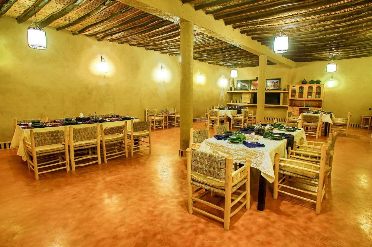 RiadSuerteloca Merzouga Hassilabied Exterior foto The dining room at the Al Maha Desert Resort