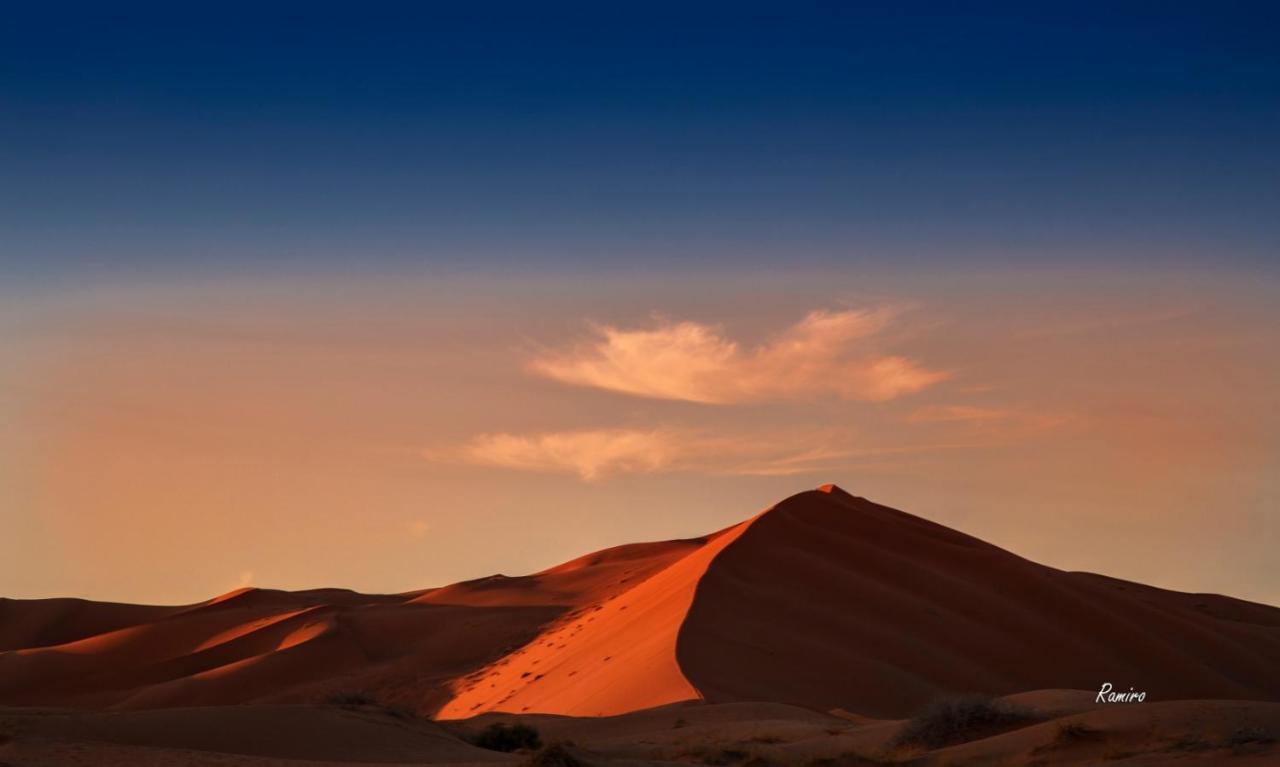 RiadSuerteloca Merzouga Hassilabied Exterior foto Dune 45 at sunset