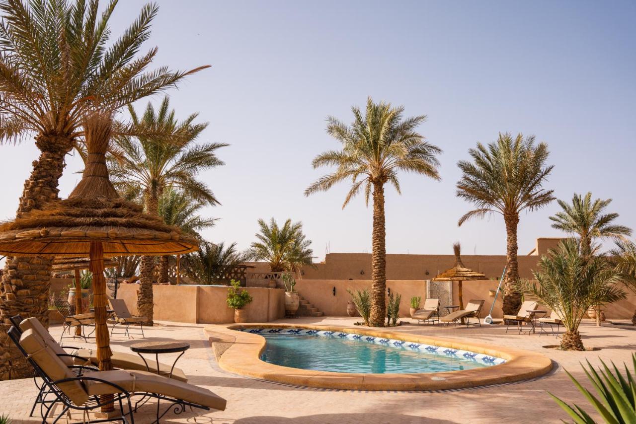 RiadSuerteloca Merzouga Hassilabied Exterior foto The swimming pool at the resort