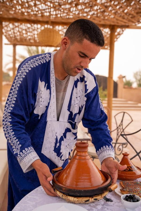 RiadSuerteloca Merzouga Hassilabied Exterior foto A Moroccan Jew wearing a blue talit