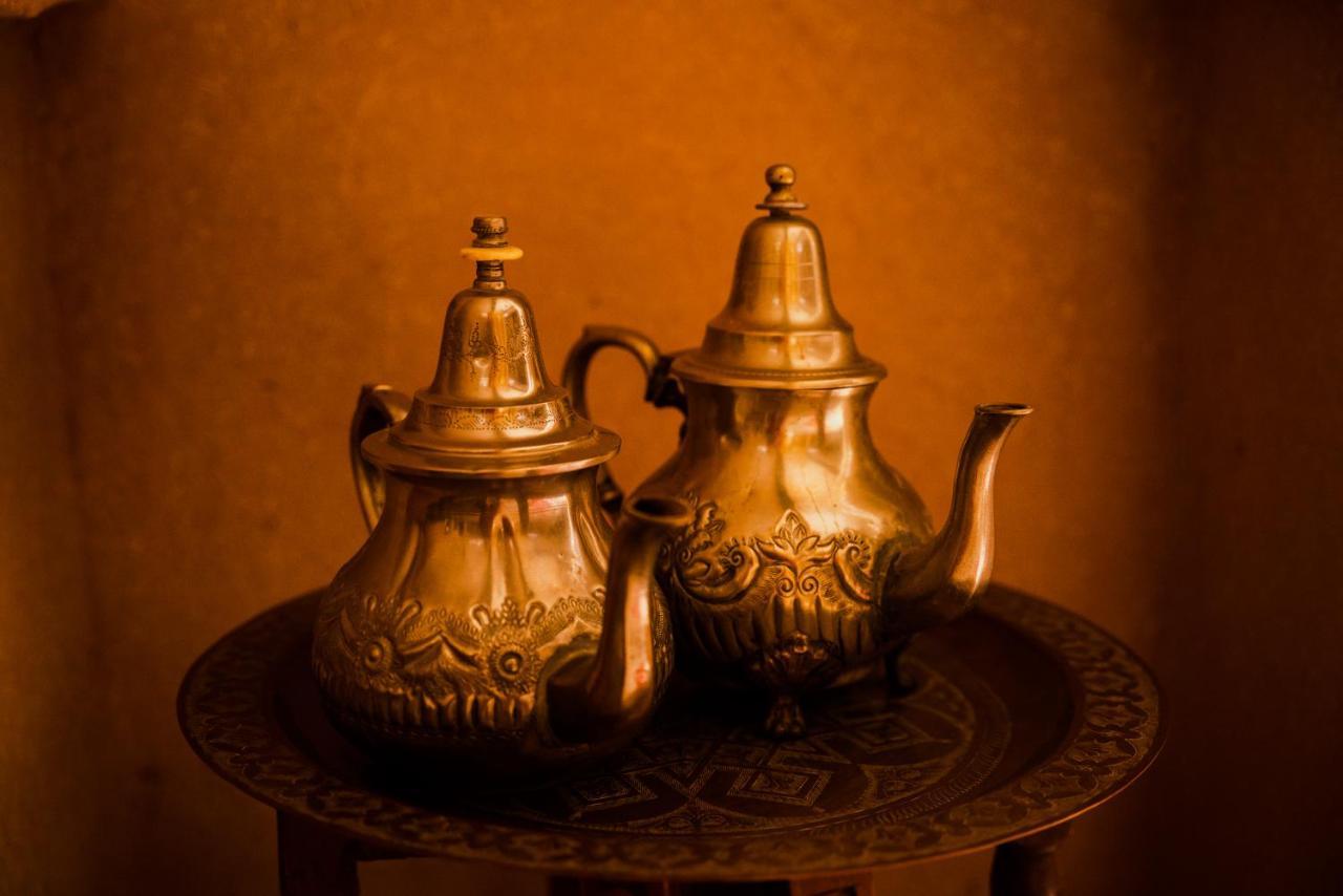 RiadSuerteloca Merzouga Hassilabied Exterior foto Teapots in Morocco