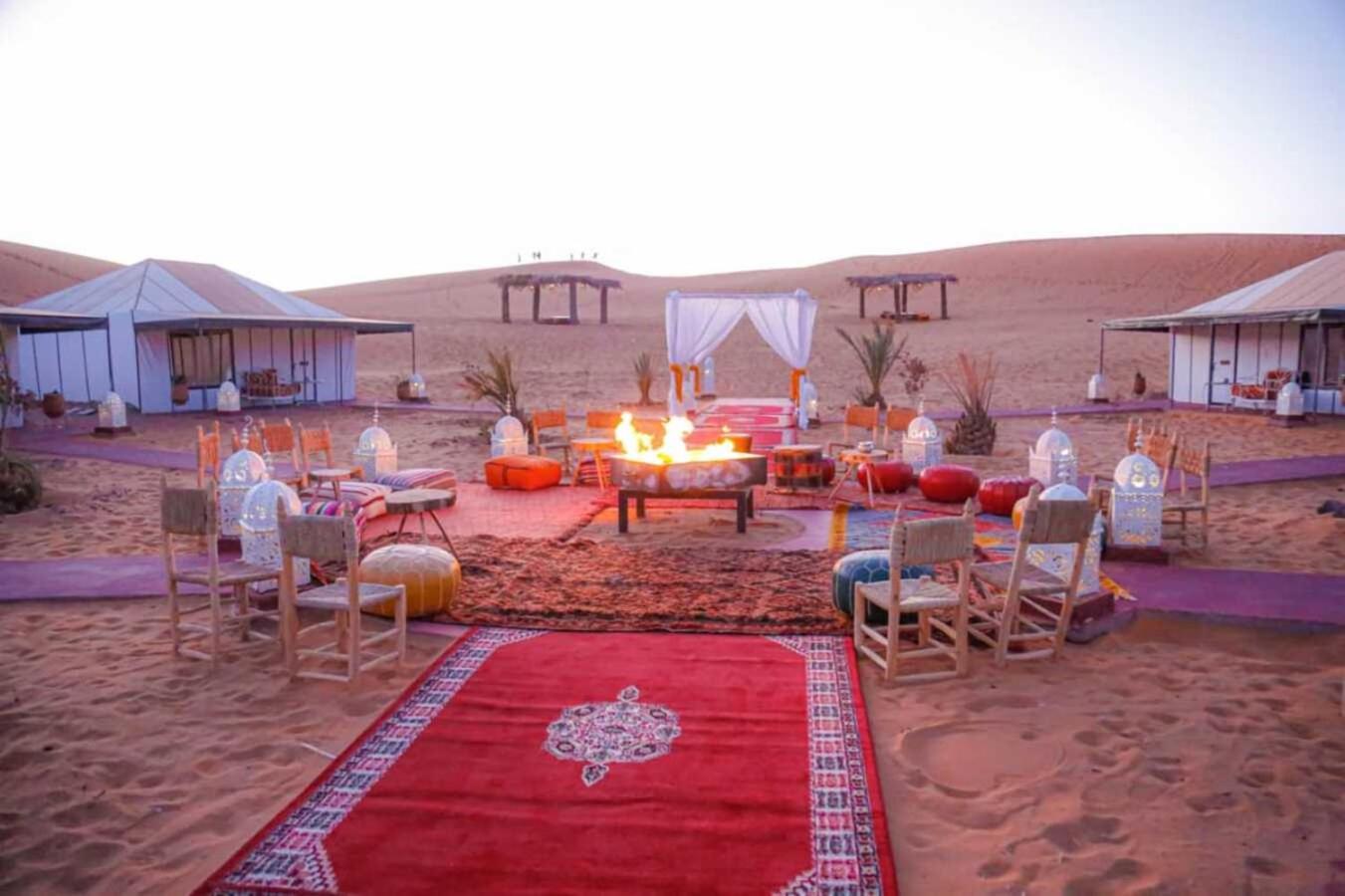 RiadSuerteloca Merzouga Hassilabied Exterior foto A luxury desert camp in the Sahara