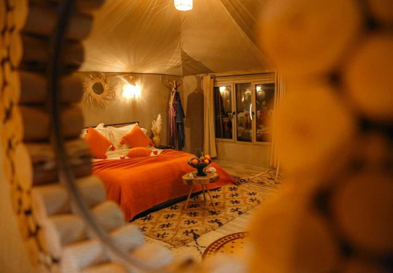 RiadSuerteloca Merzouga Hassilabied Exterior foto A bedroom in a luxury tent