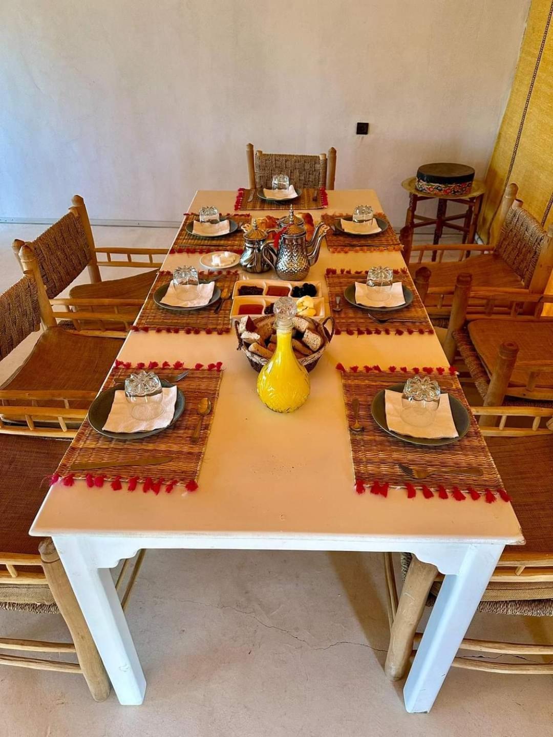 RiadSuerteloca Merzouga Hassilabied Exterior foto A table set for a meal