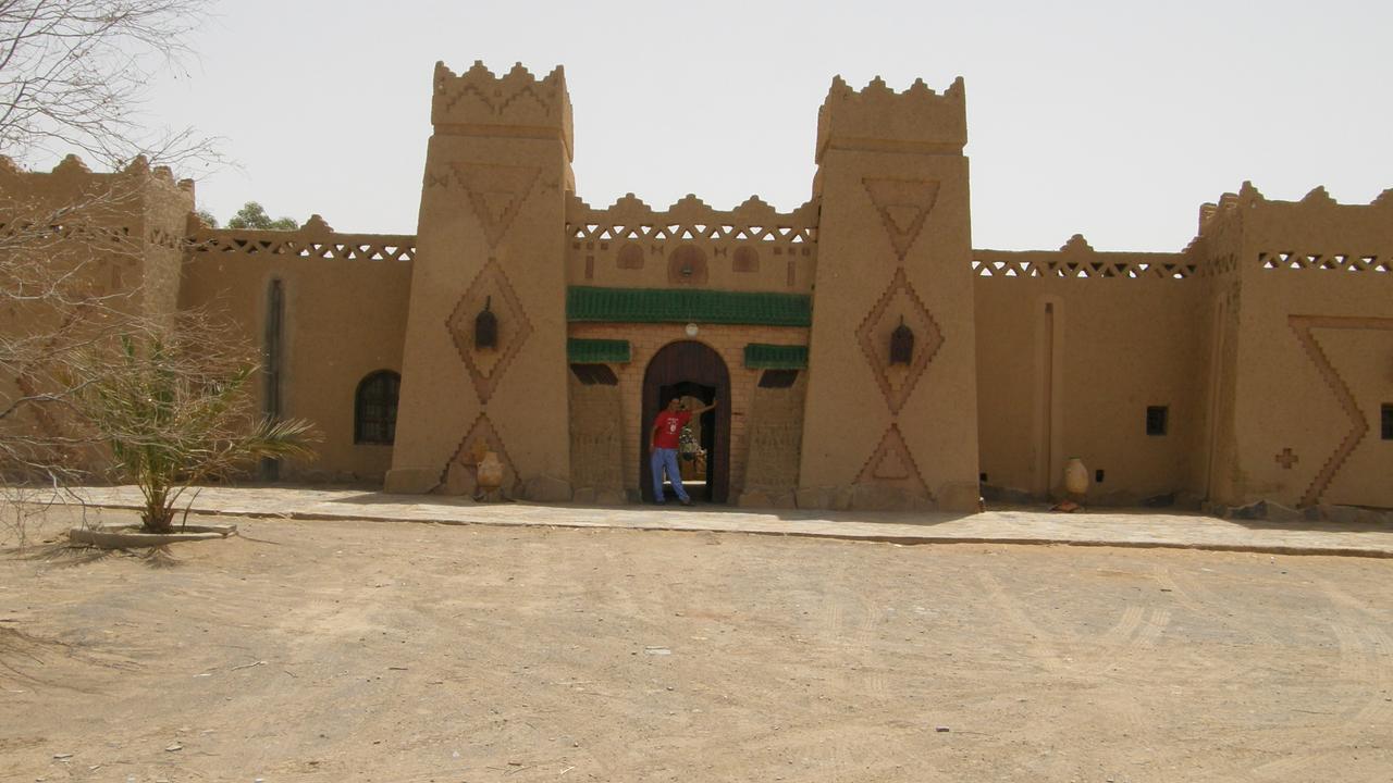 RiadSuerteloca Merzouga Hassilabied Exterior foto The palace of the sultan of the Kanembu Empire in the 19th century